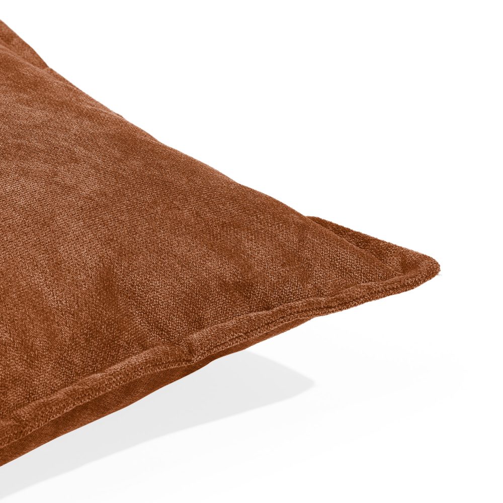 Almofada quadrada com capa de tecido laranja uniforme, de textura macia e design minimalista, sem padrões ou decorações.