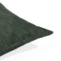 Almofada quadrada com capa de tecido verde uniforme, de textura macia e design minimalista, sem padrões ou decorações.