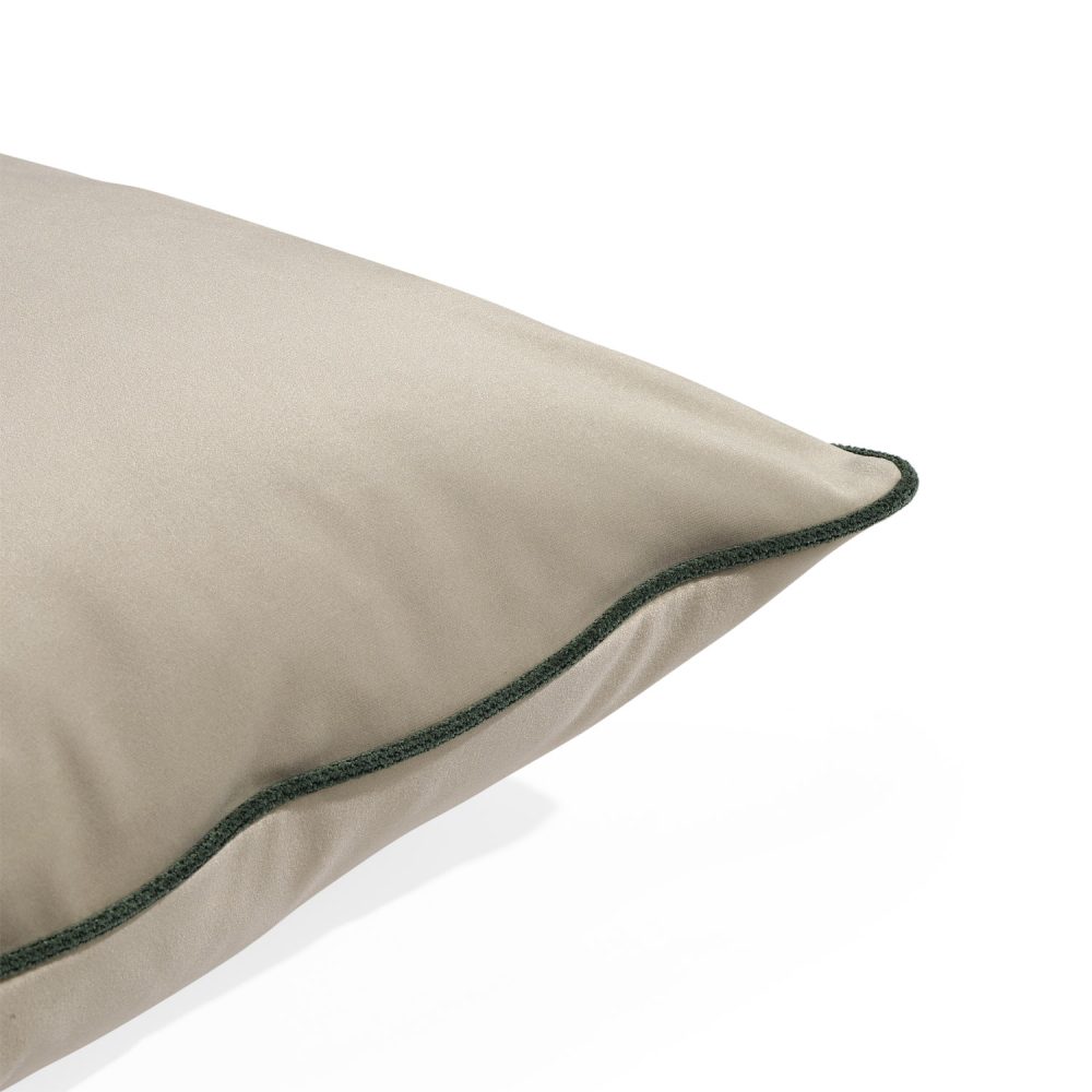 Almofada quadrada bege com costura de acabamento verde-escuro nas bordas. A almofada é feita de tecido macio e acolchoada para maior conforto, com design simples e elegante, sem padrões visíveis.