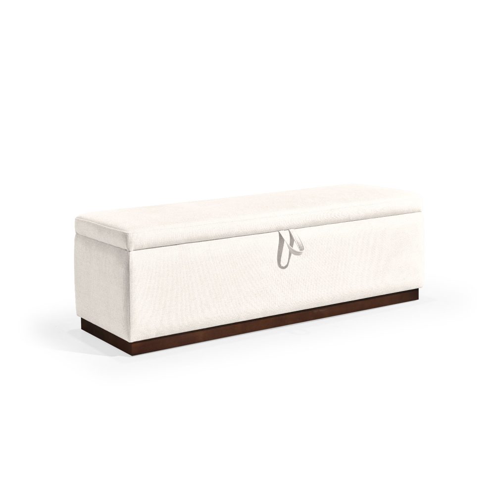 Banqueta retangular com topo almofadado, revestido em tecido branco, com uma base de madeira. Inclui um puxador em tecido na parte frontal para abrir o compartimento interno de arrumação, combinando funcionalidade e estilo.