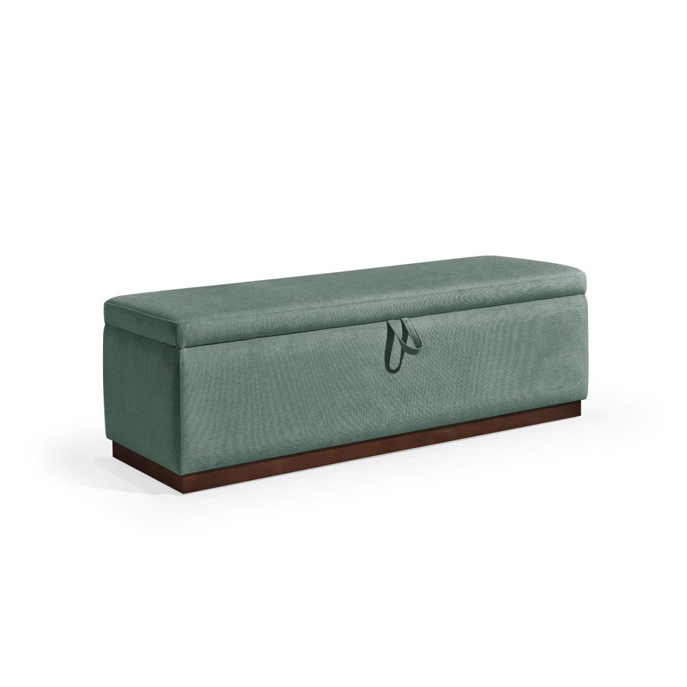 Banqueta retangular com topo almofadado, revestido em tecido verde, com uma base de madeira. Inclui um puxador em tecido na parte frontal para abrir o compartimento interno de arrumação, combinando funcionalidade e estilo.