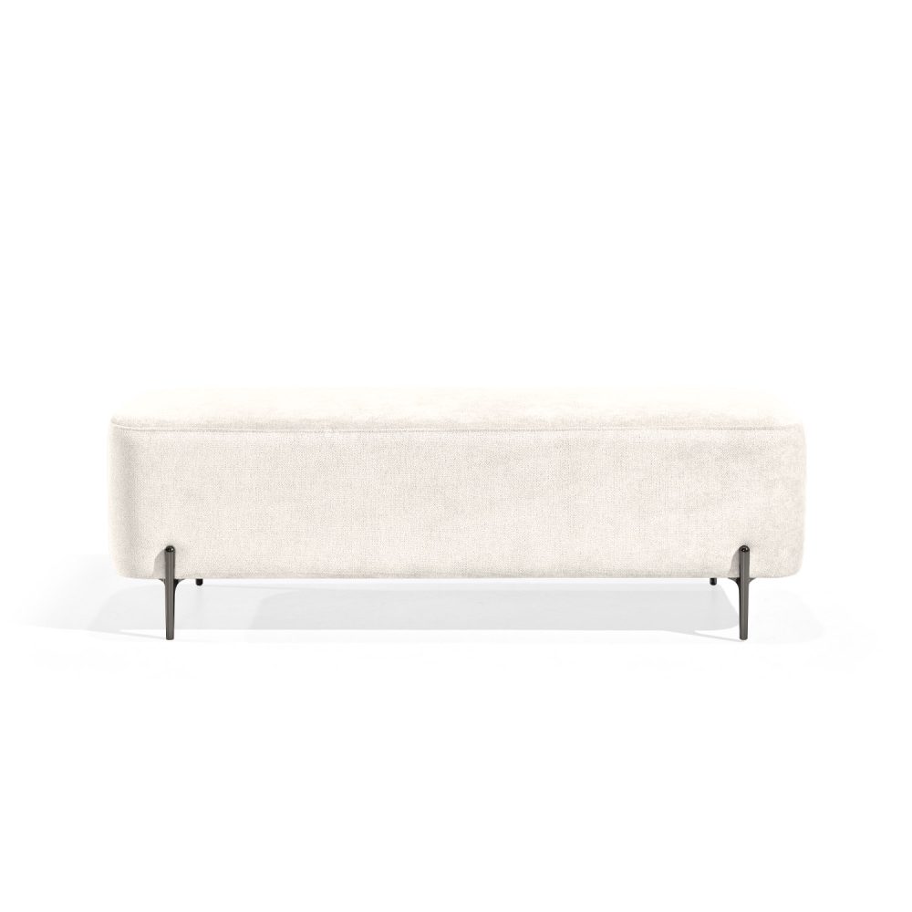 Banqueta retangular com tecido estofado branco e pernas metálicas escuras. O design minimalista do banco inclui linhas limpas e oferece um toque moderno e funcional para ambientes como salas de estar ou lounges.