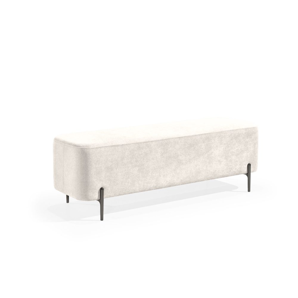 Banqueta retangular com tecido estofado branco e pernas metálicas escuras. O design minimalista do banco inclui linhas limpas e oferece um toque moderno e funcional para ambientes como salas de estar ou lounges.