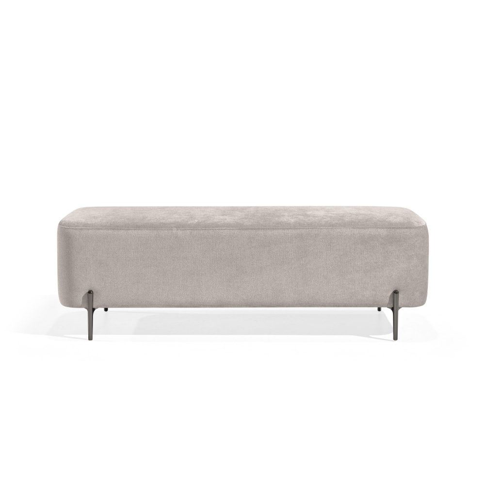 Banqueta retangular com tecido estofado cinza e pernas metálicas escuras. O design minimalista do banco inclui linhas limpas e oferece um toque moderno e funcional para ambientes como salas de estar ou lounges.