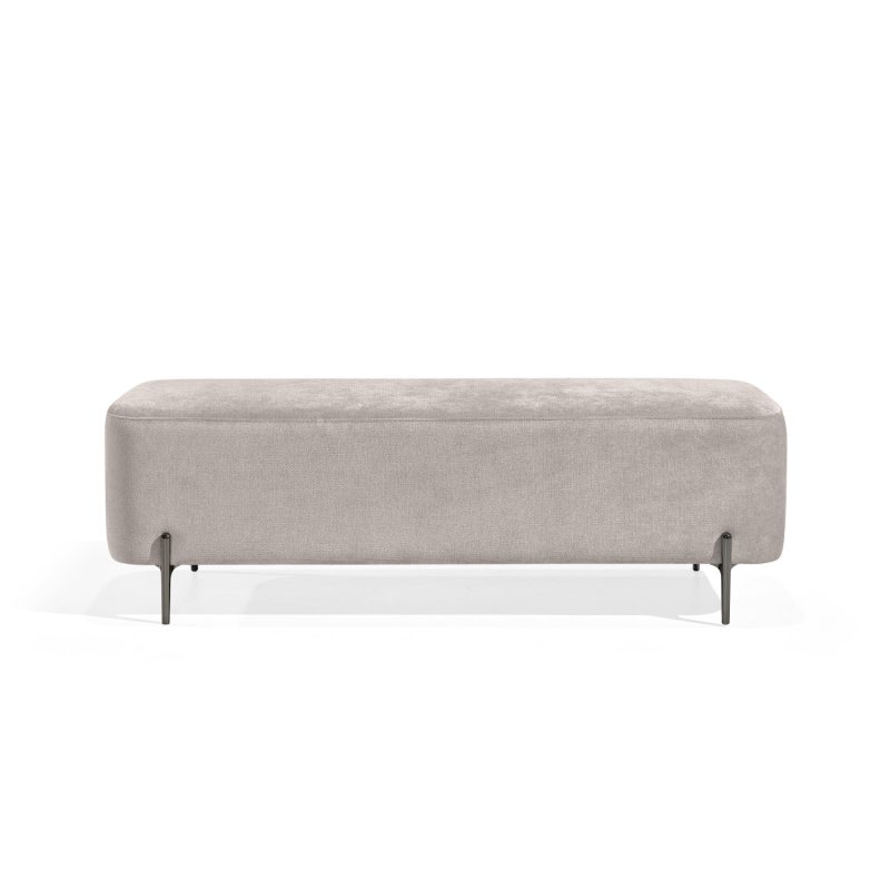 Banqueta retangular com tecido estofado cinza e pernas metálicas escuras. O design minimalista do banco inclui linhas limpas e oferece um toque moderno e funcional para ambientes como salas de estar ou lounges.