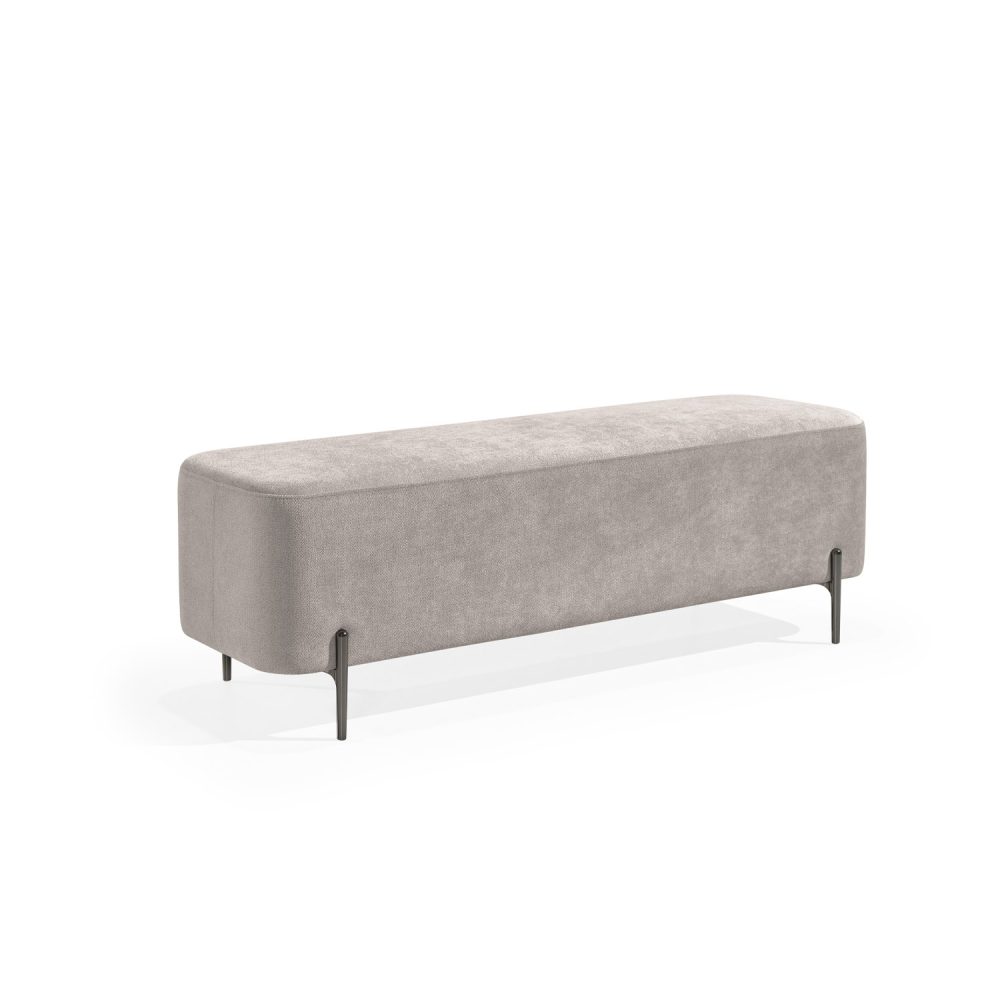 Banqueta retangular com tecido estofado cinza e pernas metálicas escuras. O design minimalista do banco inclui linhas limpas e oferece um toque moderno e funcional para ambientes como salas de estar ou lounges.