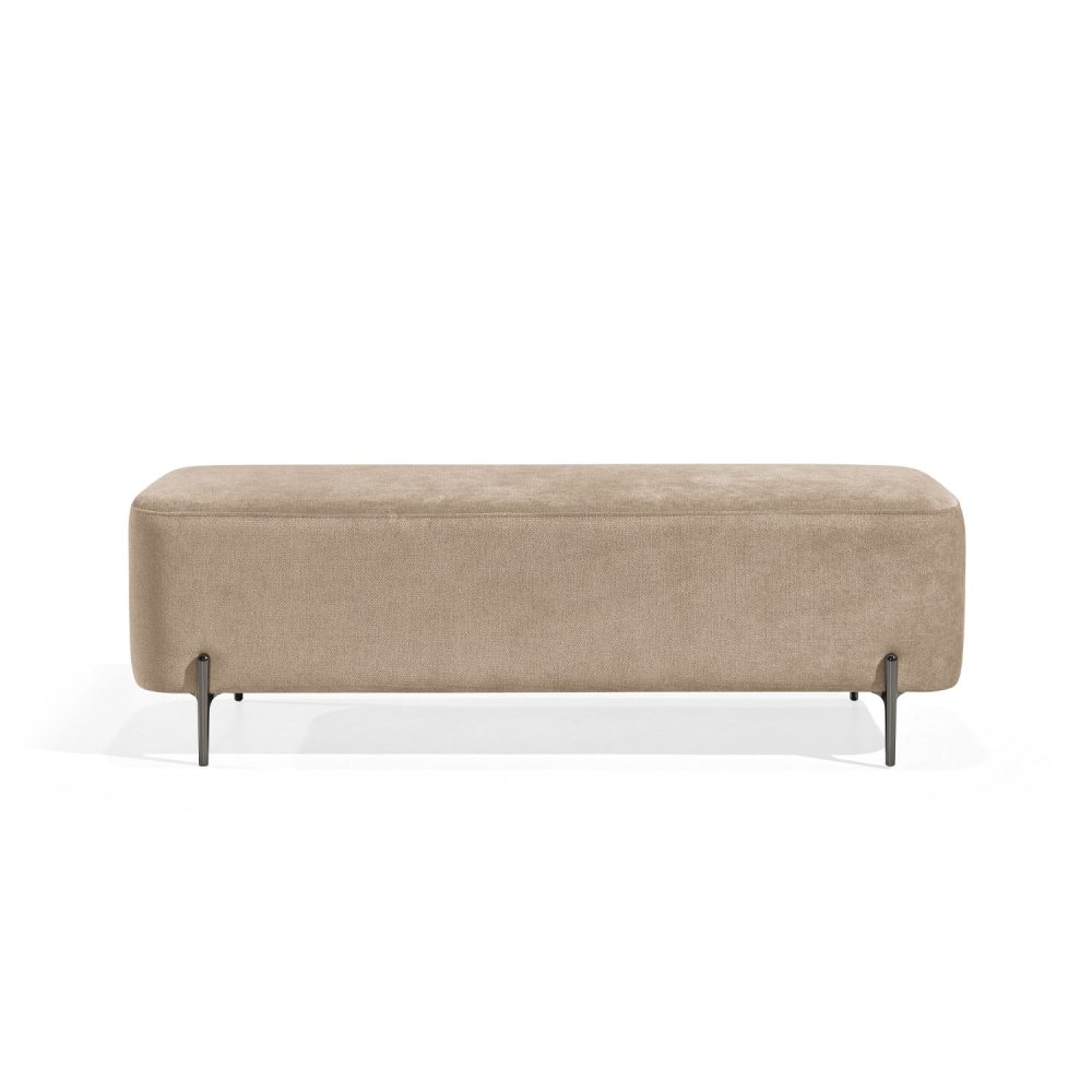 Banqueta retangular com tecido estofado castanho e pernas metálicas escuras. O design minimalista do banco inclui linhas limpas e oferece um toque moderno e funcional para ambientes como salas de estar ou lounges.