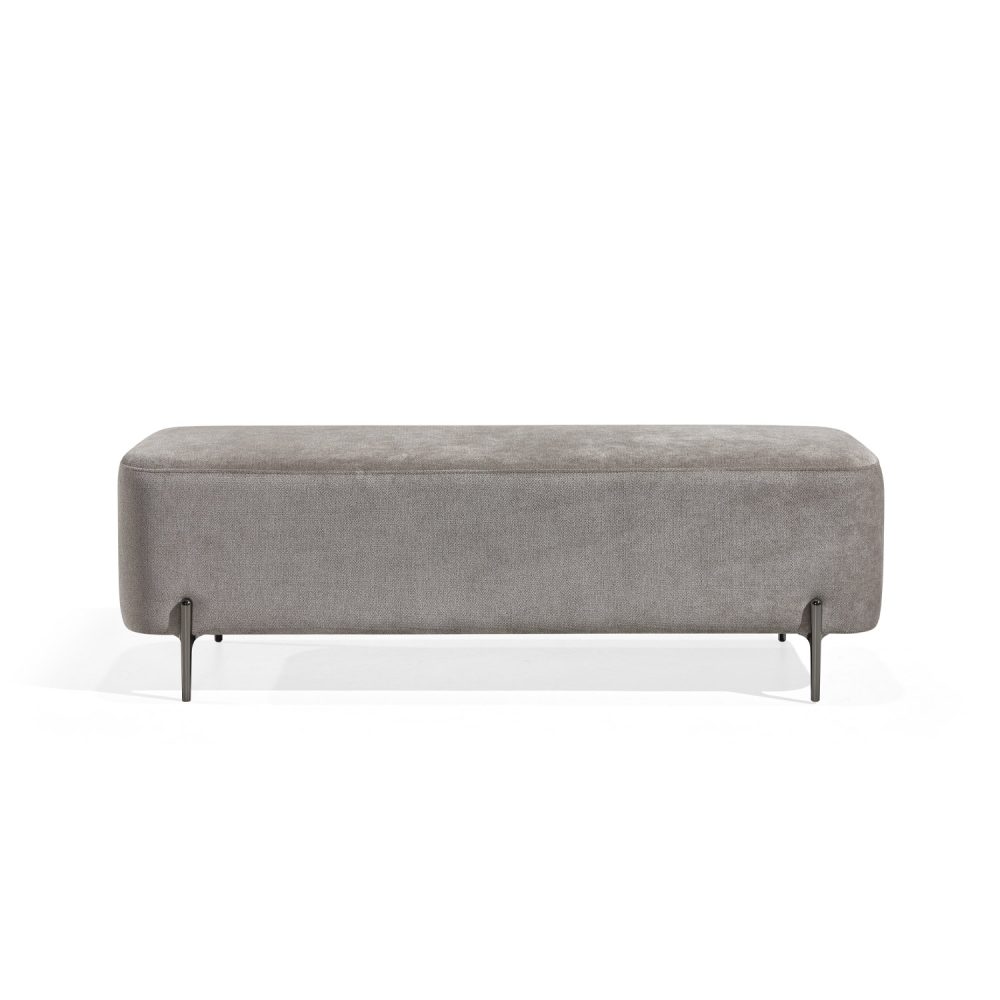 Banqueta retangular com tecido estofado castanho e pernas metálicas escuras. O design minimalista do banco inclui linhas limpas e oferece um toque moderno e funcional para ambientes como salas de estar ou lounges.