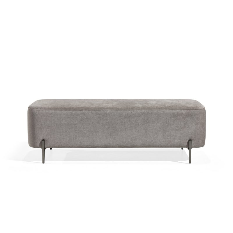 Banqueta retangular com tecido estofado castanho e pernas metálicas escuras. O design minimalista do banco inclui linhas limpas e oferece um toque moderno e funcional para ambientes como salas de estar ou lounges.