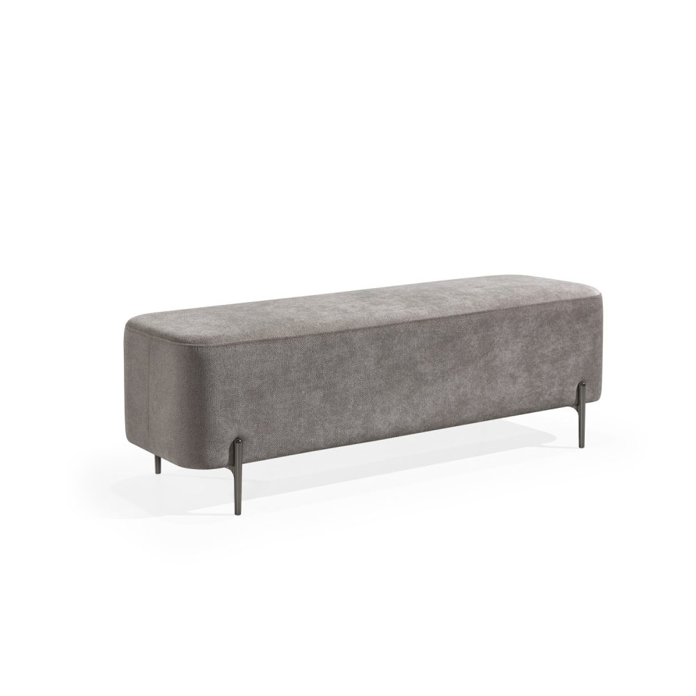 Banqueta retangular com tecido estofado castanho e pernas metálicas escuras. O design minimalista do banco inclui linhas limpas e oferece um toque moderno e funcional para ambientes como salas de estar ou lounges.