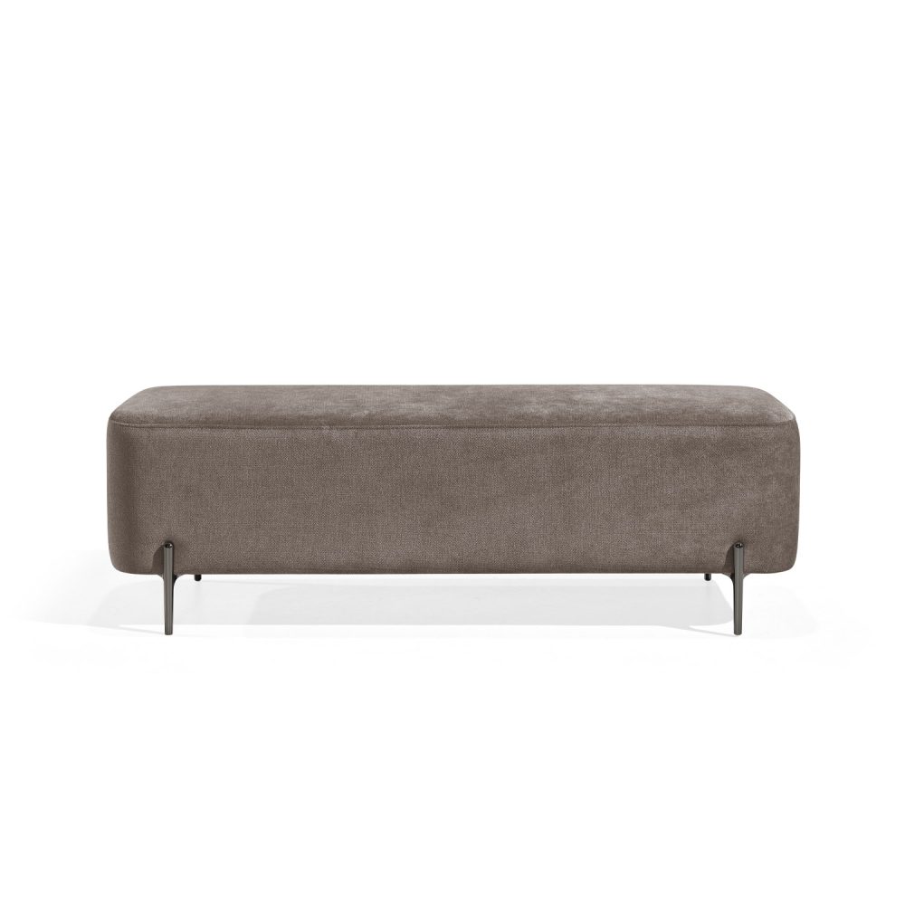 Banqueta retangular com tecido estofado castanho e pernas metálicas escuras. O design minimalista do banco inclui linhas limpas e oferece um toque moderno e funcional para ambientes como salas de estar ou lounges.