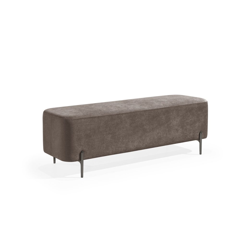 Banqueta retangular com tecido estofado castanho e pernas metálicas escuras. O design minimalista do banco inclui linhas limpas e oferece um toque moderno e funcional para ambientes como salas de estar ou lounges.