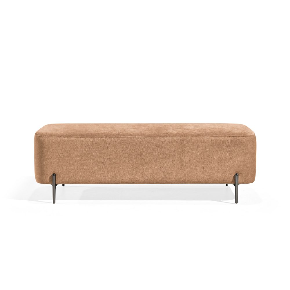 Banqueta retangular com tecido estofado laranja e pernas metálicas escuras. O design minimalista do banco inclui linhas limpas e oferece um toque moderno e funcional para ambientes como salas de estar ou lounges.