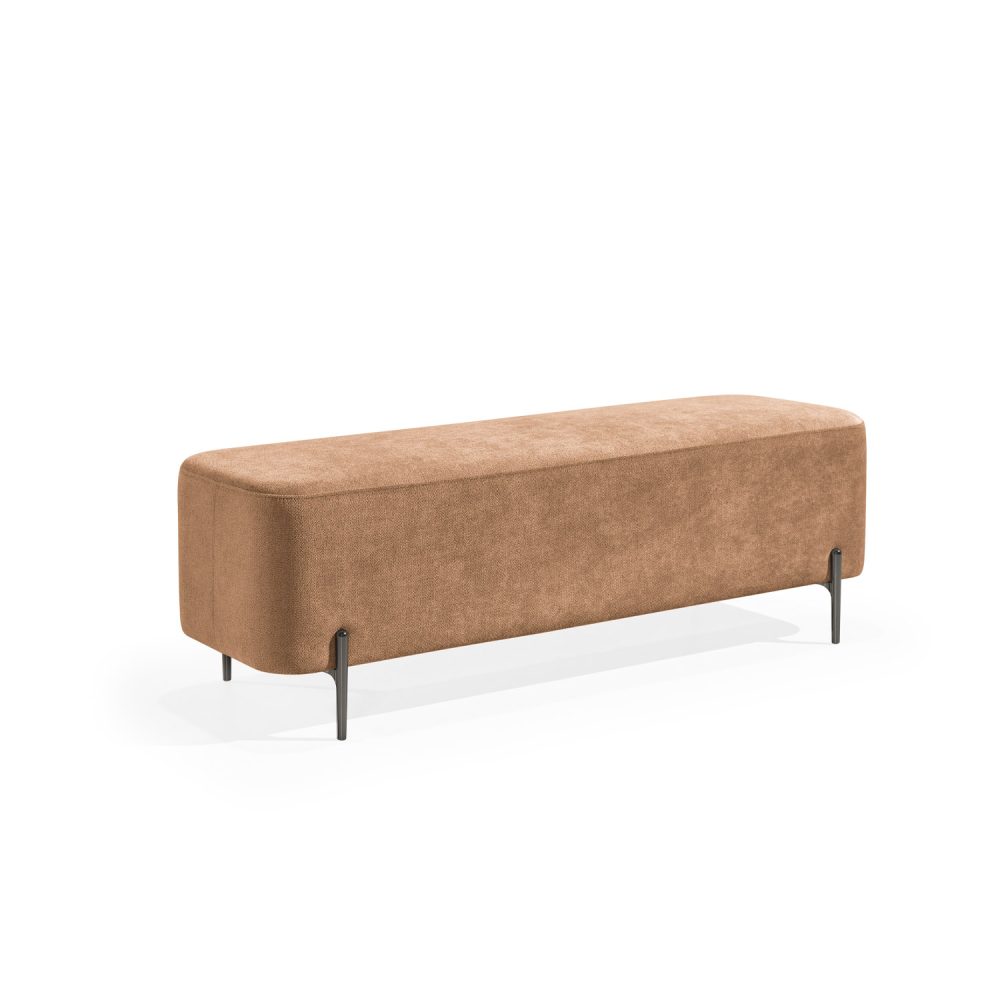 Banqueta retangular com tecido estofado laranja e pernas metálicas escuras. O design minimalista do banco inclui linhas limpas e oferece um toque moderno e funcional para ambientes como salas de estar ou lounges.