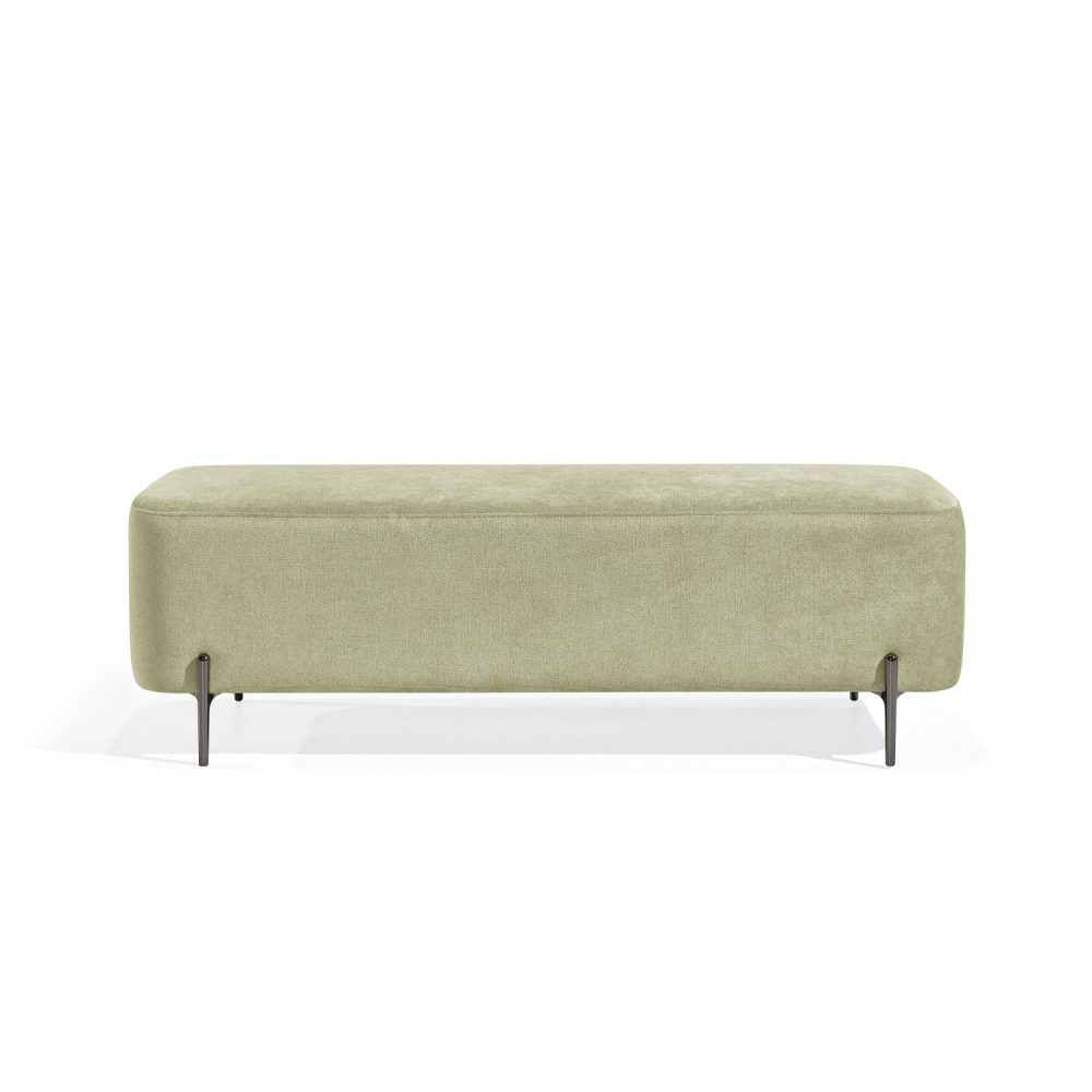 Banqueta retangular com tecido estofado verde e pernas metálicas escuras. O design minimalista do banco inclui linhas limpas e oferece um toque moderno e funcional para ambientes como salas de estar ou lounges.