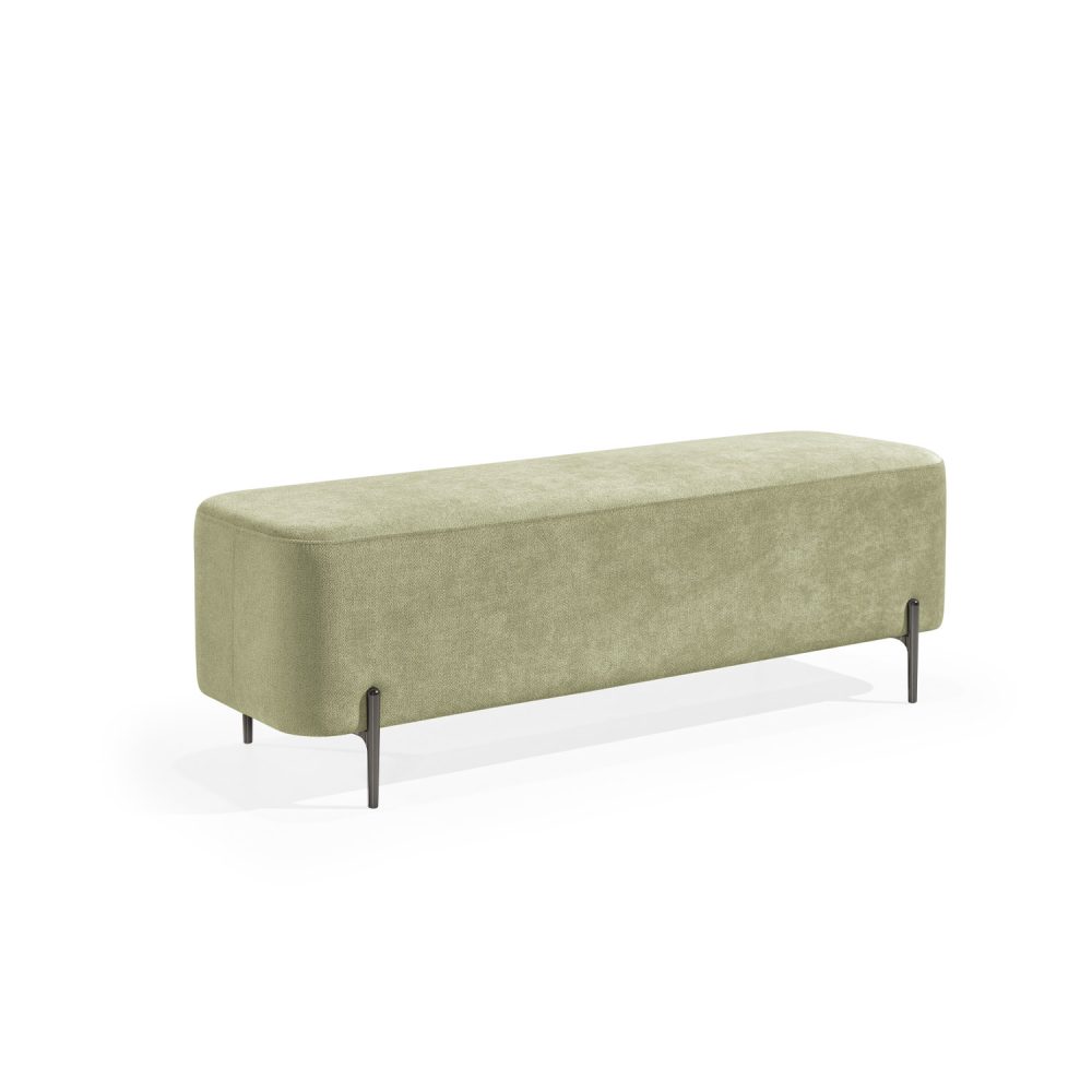 Banqueta retangular com tecido estofado verde e pernas metálicas escuras. O design minimalista do banco inclui linhas limpas e oferece um toque moderno e funcional para ambientes como salas de estar ou lounges.