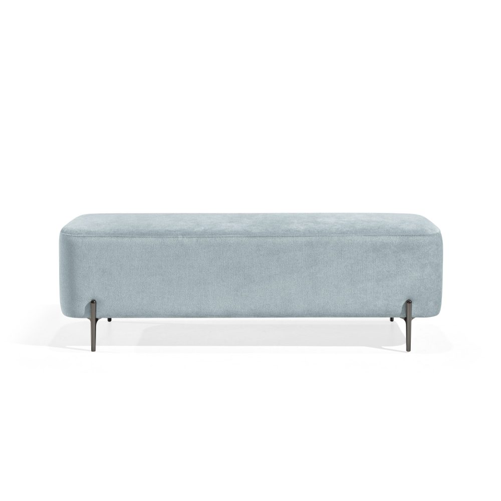 Banqueta retangular com tecido estofado azul e pernas metálicas escuras. O design minimalista do banco inclui linhas limpas e oferece um toque moderno e funcional para ambientes como salas de estar ou lounges.