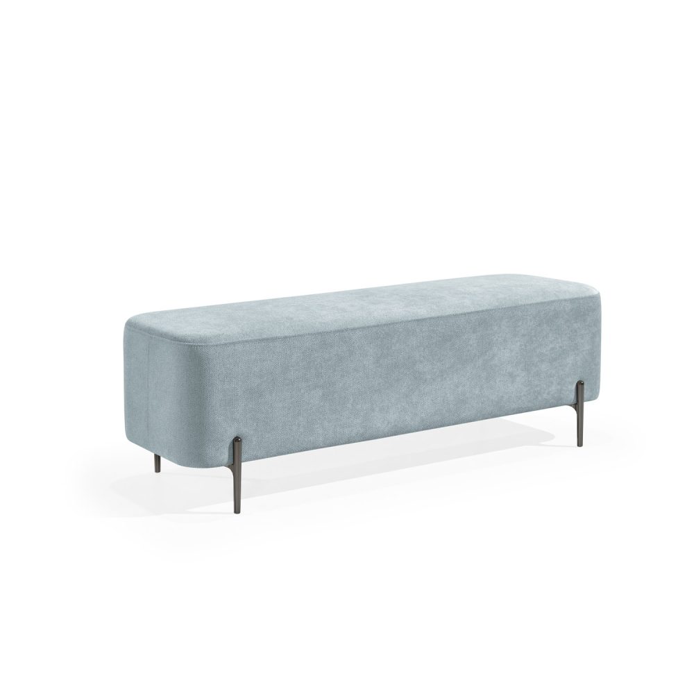 Banqueta retangular com tecido estofado azul e pernas metálicas escuras. O design minimalista do banco inclui linhas limpas e oferece um toque moderno e funcional para ambientes como salas de estar ou lounges.