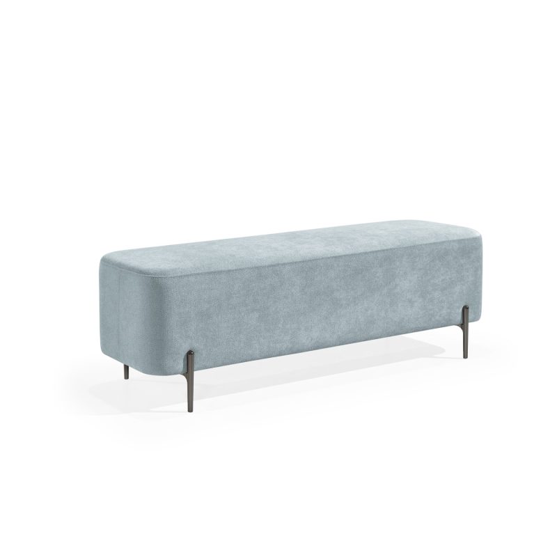 Banqueta retangular com tecido estofado azul e pernas metálicas escuras. O design minimalista do banco inclui linhas limpas e oferece um toque moderno e funcional para ambientes como salas de estar ou lounges.