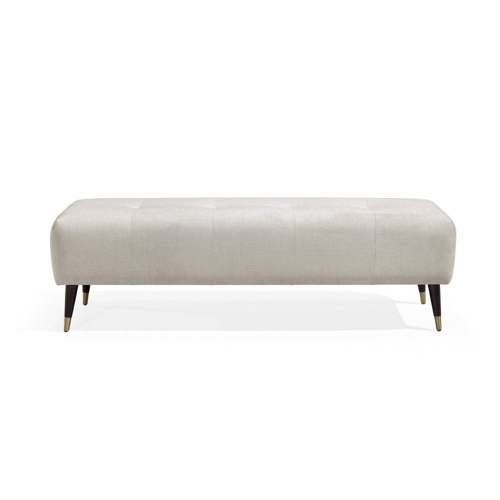 Banqueta moderna retangular estofada em branco, com botões subtis no assento, e quatro pernas de madeira afuniladas com pontas de latão dourado. Elegante e versátil, adequado para utilização em sala de estar, corredor ou quarto.