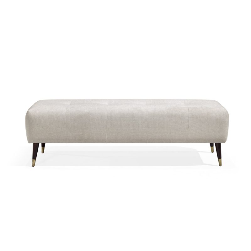 Banqueta moderna retangular estofada em branco, com botões subtis no assento, e quatro pernas de madeira afuniladas com pontas de latão dourado. Elegante e versátil, adequado para utilização em sala de estar, corredor ou quarto.