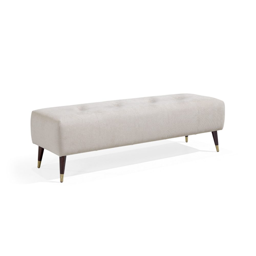 Banqueta moderna retangular estofada em branco, com botões subtis no assento, e quatro pernas de madeira afuniladas com pontas de latão dourado. Elegante e versátil, adequado para utilização em sala de estar, corredor ou quarto.