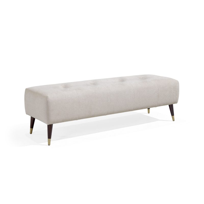 Banqueta moderna retangular estofada em branco, com botões subtis no assento, e quatro pernas de madeira afuniladas com pontas de latão dourado. Elegante e versátil, adequado para utilização em sala de estar, corredor ou quarto.