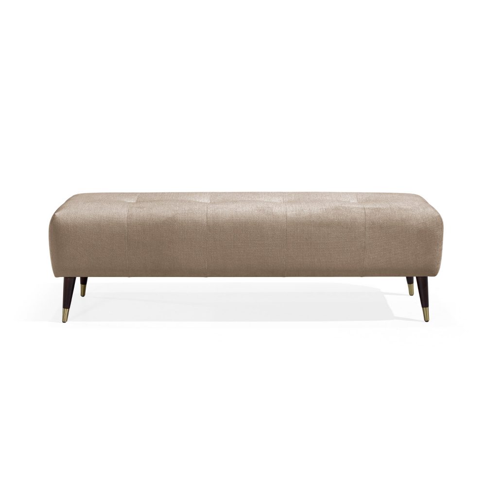 Banqueta moderna retangular estofada em castanho-claro, com botões subtis no assento, e quatro pernas de madeira afuniladas com pontas de latão dourado. Elegante e versátil, adequado para utilização em sala de estar, corredor ou quarto.