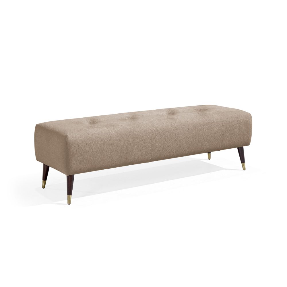Banqueta moderna retangular estofada em castanho-claro, com botões subtis no assento, e quatro pernas de madeira afuniladas com pontas de latão dourado. Elegante e versátil, adequado para utilização em sala de estar, corredor ou quarto.