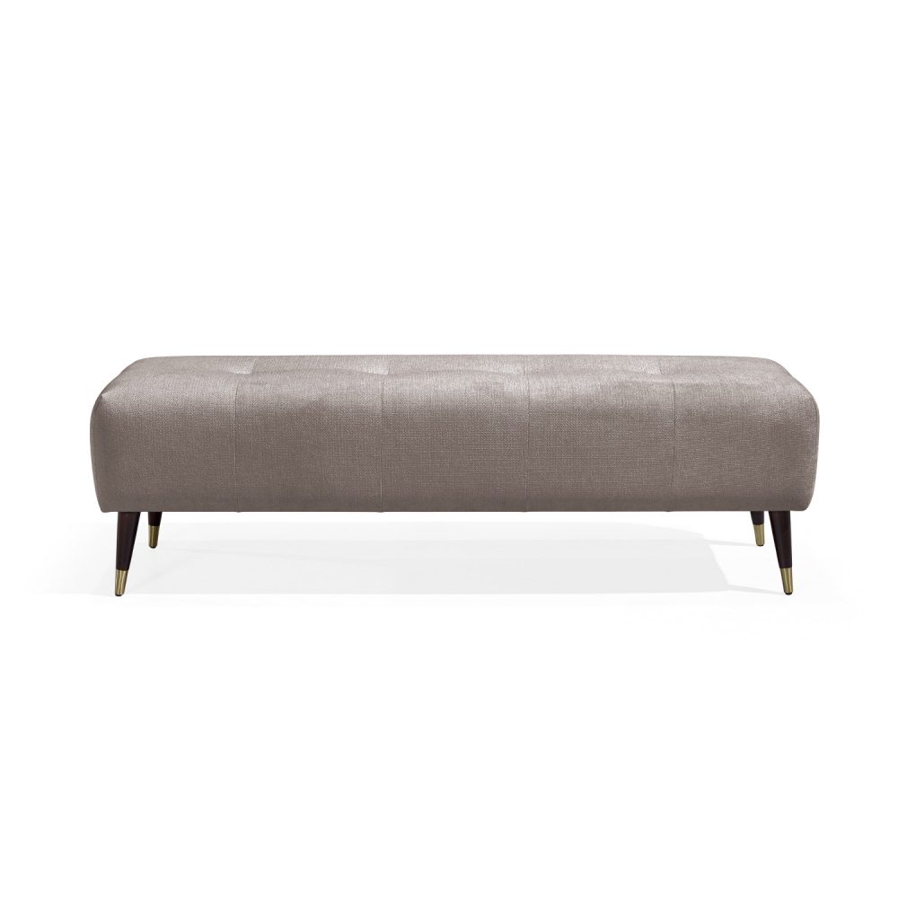 Banqueta moderna retangular estofada em castanho, com botões subtis no assento, e quatro pernas de madeira afuniladas com pontas de latão dourado. Elegante e versátil, adequado para utilização em sala de estar, corredor ou quarto.