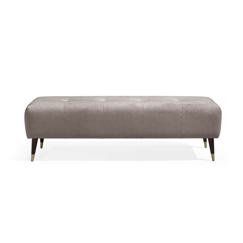 Banqueta moderna retangular estofada em castanho, com botões subtis no assento, e quatro pernas de madeira afuniladas com pontas de latão dourado. Elegante e versátil, adequado para utilização em sala de estar, corredor ou quarto.