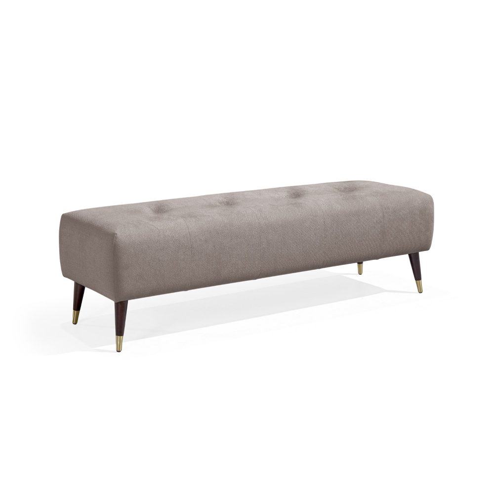 Banqueta moderna retangular estofada em castanho, com botões subtis no assento, e quatro pernas de madeira afuniladas com pontas de latão dourado. Elegante e versátil, adequado para utilização em sala de estar, corredor ou quarto.