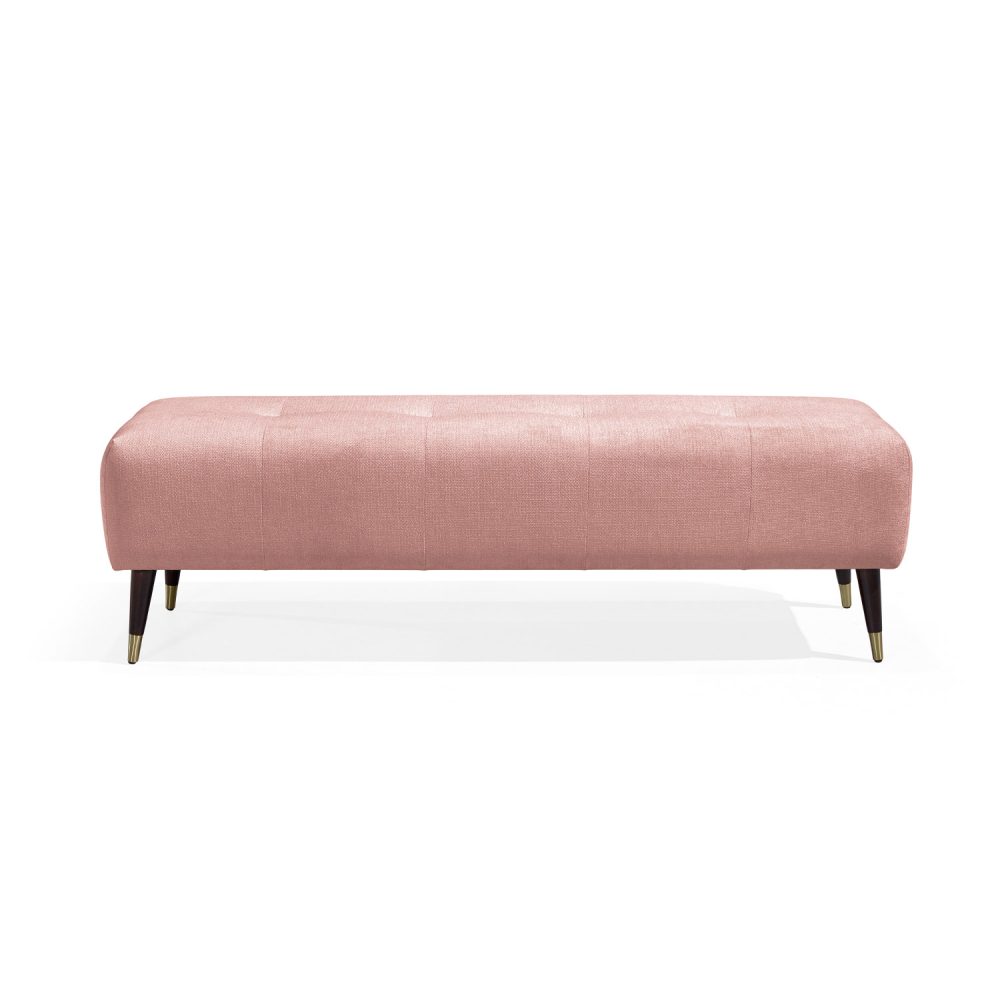 Banqueta moderna retangular estofada em rosa, com botões subtis no assento, e quatro pernas de madeira afuniladas com pontas de latão dourado. Elegante e versátil, adequado para utilização em sala de estar, corredor ou quarto.
