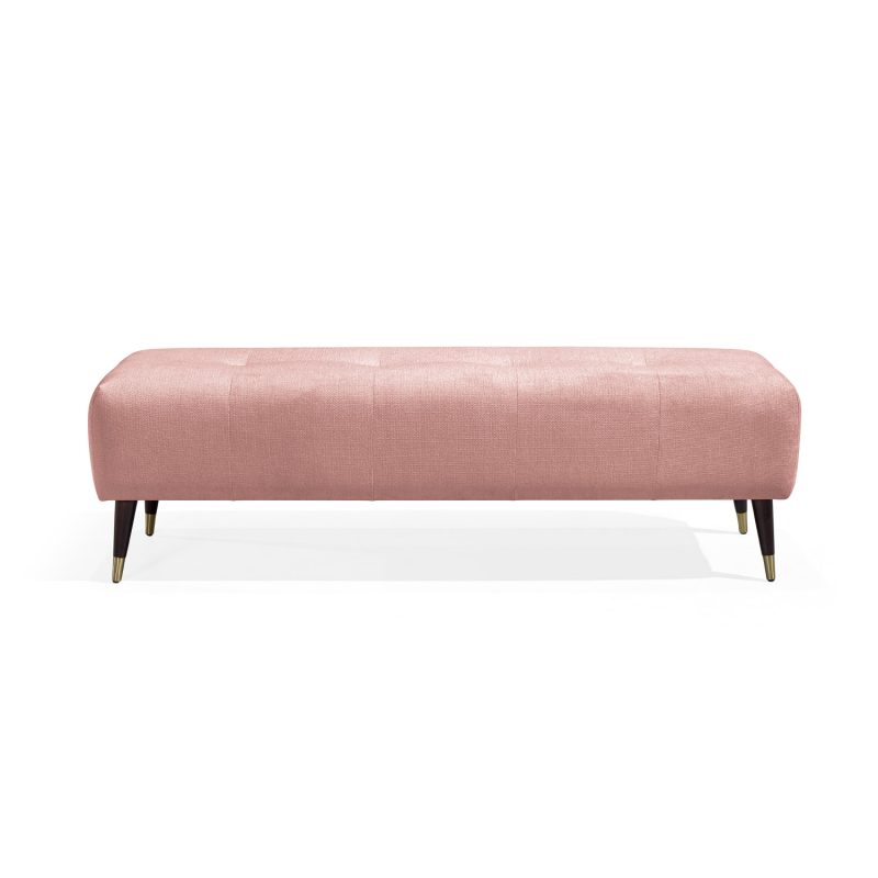 Banqueta moderna retangular estofada em rosa, com botões subtis no assento, e quatro pernas de madeira afuniladas com pontas de latão dourado. Elegante e versátil, adequado para utilização em sala de estar, corredor ou quarto.