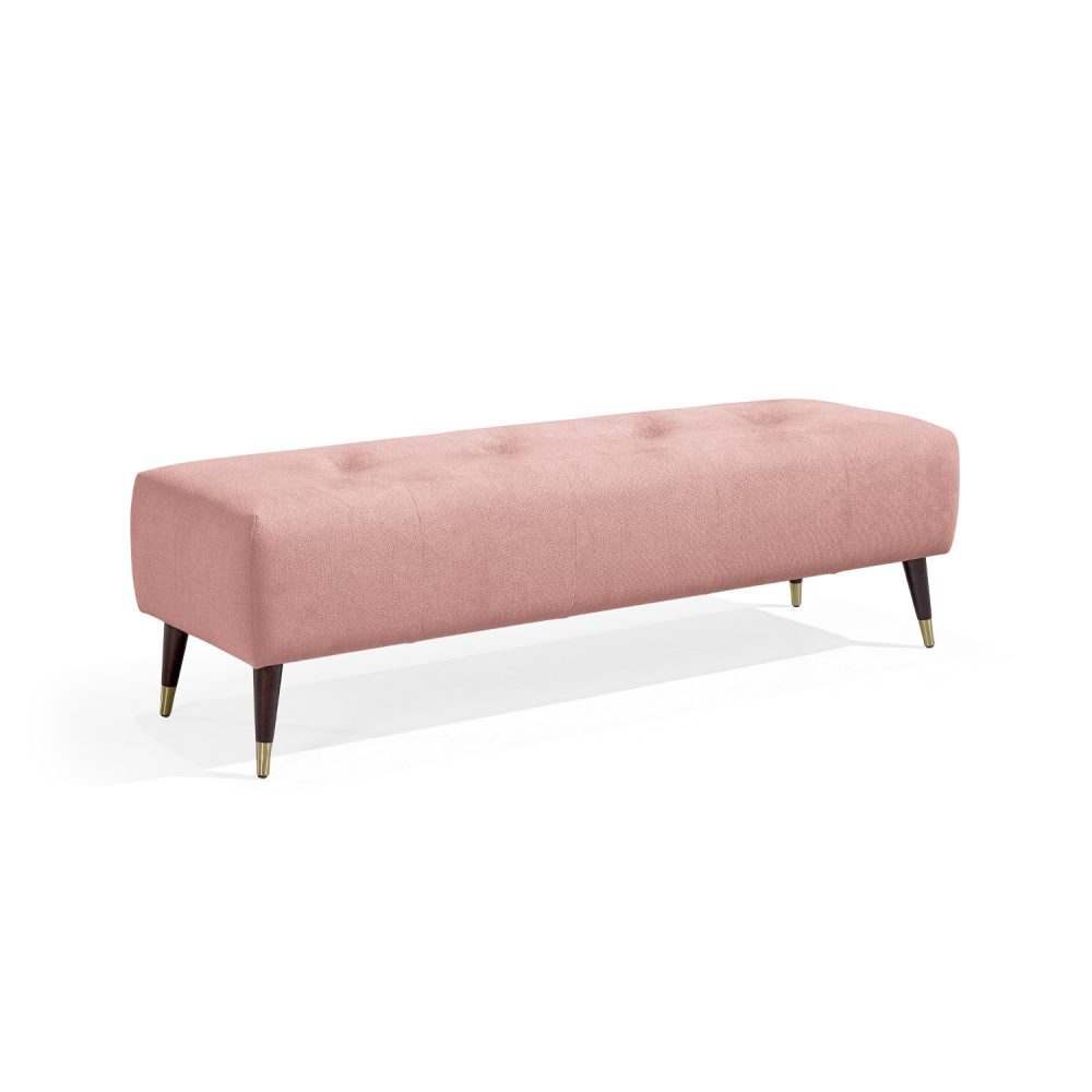 Banqueta moderna retangular estofada em rosa, com botões subtis no assento, e quatro pernas de madeira afuniladas com pontas de latão dourado. Elegante e versátil, adequado para utilização em sala de estar, corredor ou quarto.