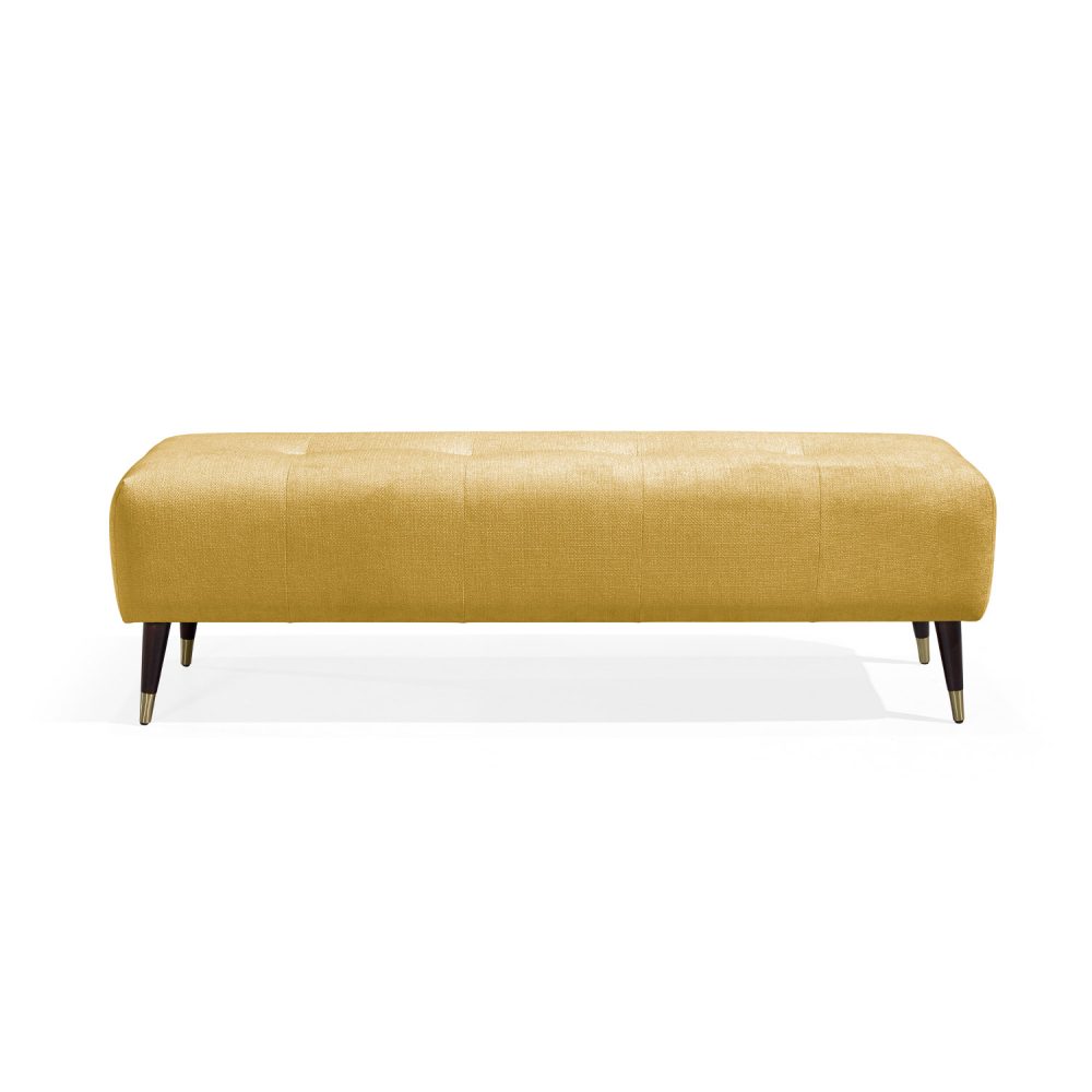 Banqueta moderna retangular estofada em amarelo, com botões subtis no assento, e quatro pernas de madeira afuniladas com pontas de latão dourado. Elegante e versátil, adequado para utilização em sala de estar, corredor ou quarto.