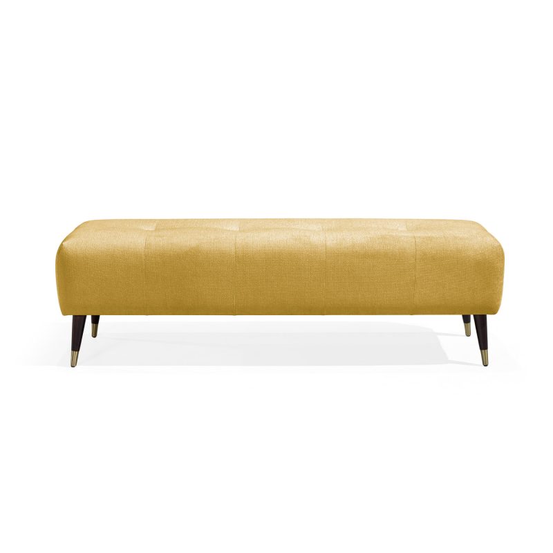 Banqueta moderna retangular estofada em amarelo, com botões subtis no assento, e quatro pernas de madeira afuniladas com pontas de latão dourado. Elegante e versátil, adequado para utilização em sala de estar, corredor ou quarto.