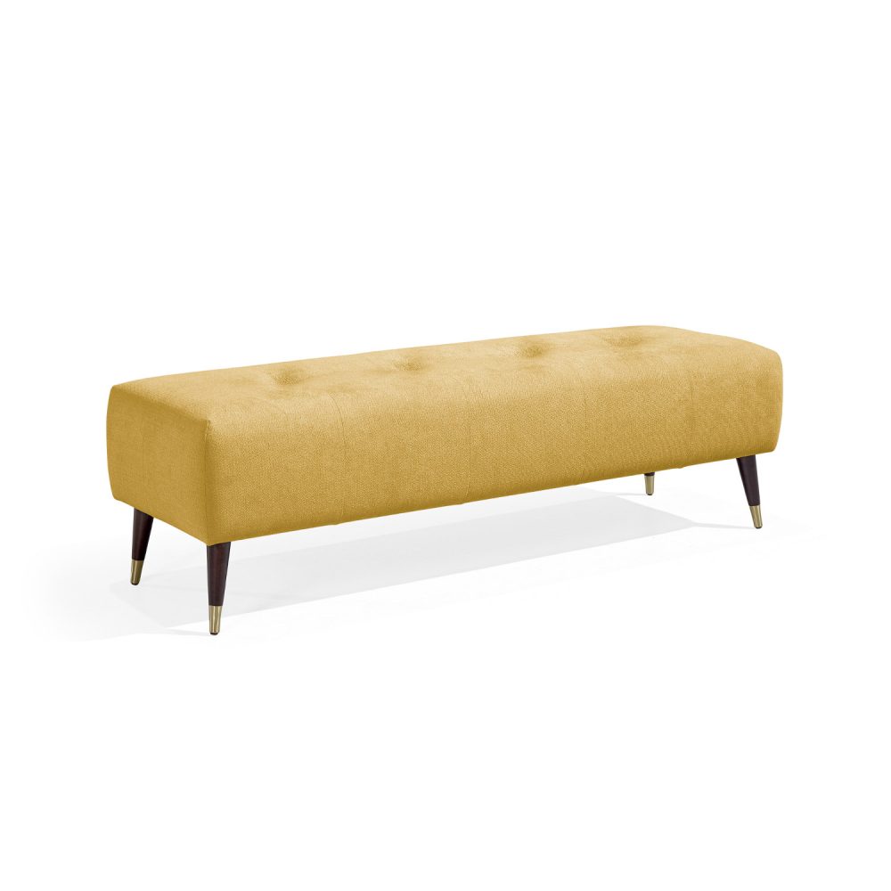 Banqueta moderna retangular estofada em amarelo, com botões subtis no assento, e quatro pernas de madeira afuniladas com pontas de latão dourado. Elegante e versátil, adequado para utilização em sala de estar, corredor ou quarto.