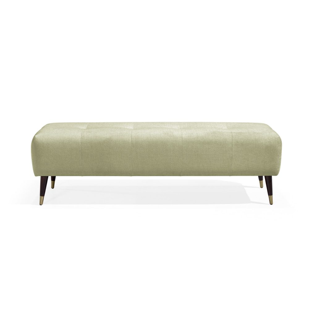 Banqueta moderna retangular estofada em verde, com botões subtis no assento, e quatro pernas de madeira afuniladas com pontas de latão dourado. Elegante e versátil, adequado para utilização em sala de estar, corredor ou quarto.