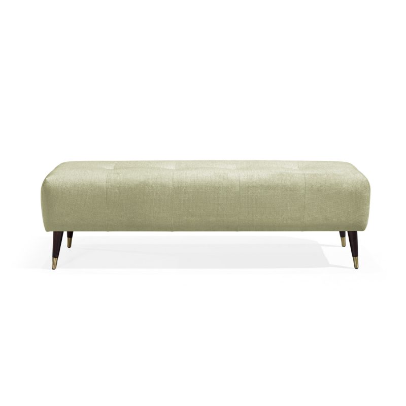 Banqueta moderna retangular estofada em verde, com botões subtis no assento, e quatro pernas de madeira afuniladas com pontas de latão dourado. Elegante e versátil, adequado para utilização em sala de estar, corredor ou quarto.
