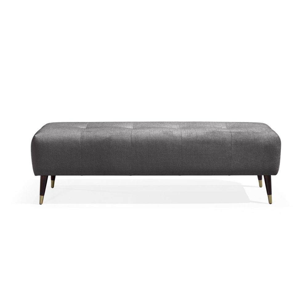 Banqueta moderna retangular estofada em cinza, com botões subtis no assento, e quatro pernas de madeira afuniladas com pontas de latão dourado. Elegante e versátil, adequado para utilização em sala de estar, corredor ou quarto.