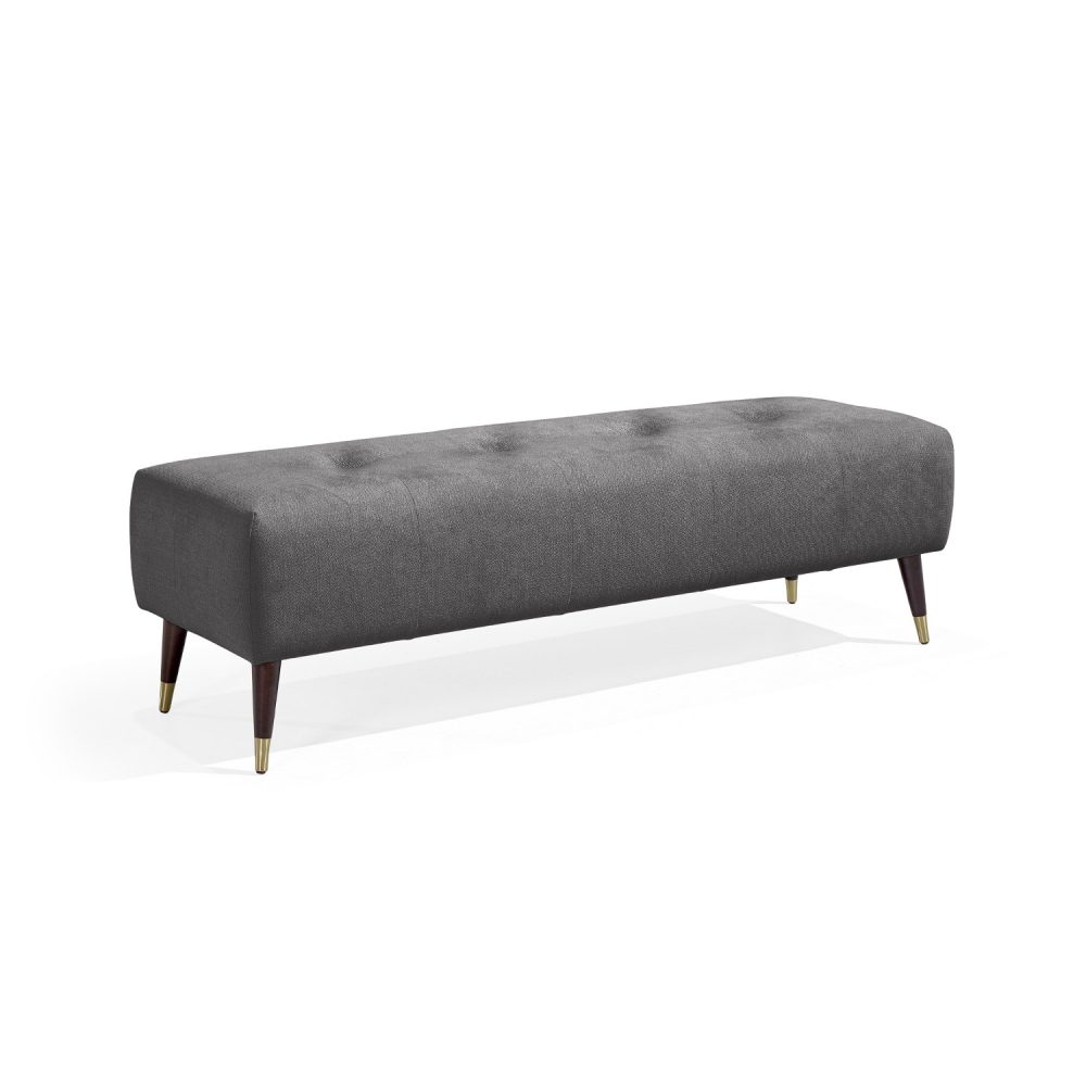 Banqueta moderna retangular estofada em cinza, com botões subtis no assento, e quatro pernas de madeira afuniladas com pontas de latão dourado. Elegante e versátil, adequado para utilização em sala de estar, corredor ou quarto.