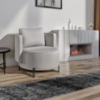 Cadeirão Cinza numa sala de estar moderna com lareira