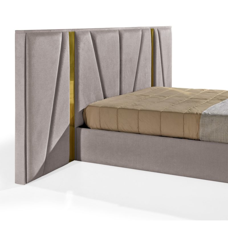 Cama de Casal estofada em castanho claro com Painéis Laterais em Dourado
