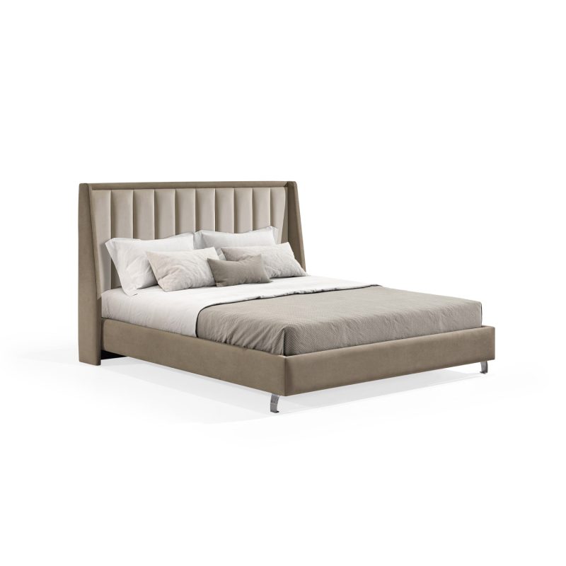 Cama de casal estofada em tecido castanho claro, com cabeceira alta e painéis verticais estofados em bege. Estrutura moderna e sofisticada, com pés metálicos elegantes.