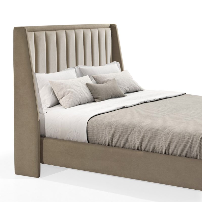 Cama de casal estofada em tecido castanho claro, com cabeceira alta e painéis verticais estofados em bege. Estrutura moderna e sofisticada, com pés metálicos elegantes.