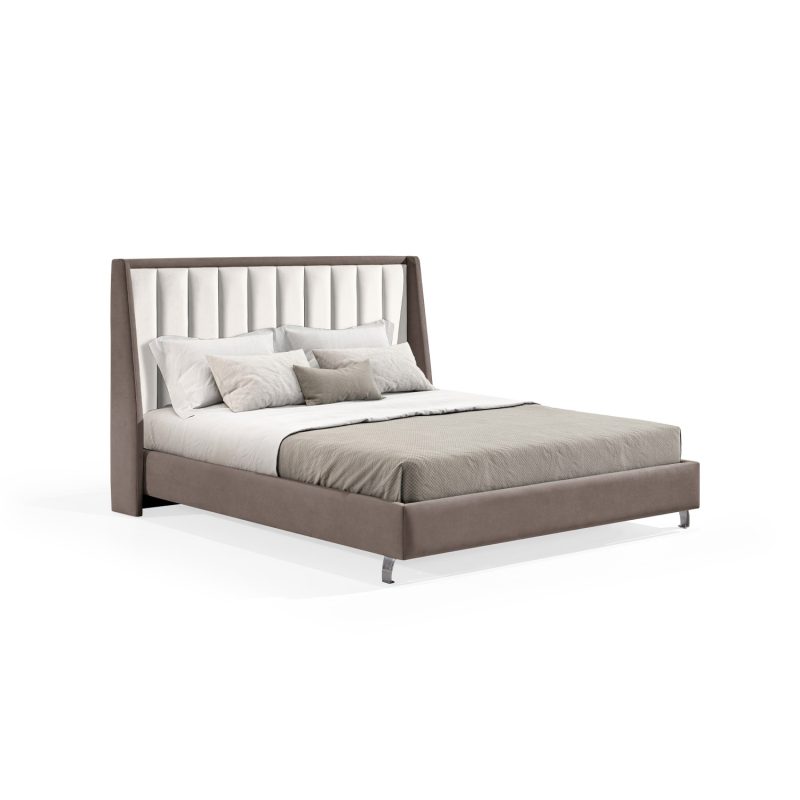 Cama de casal estofada em tecido cinza escuro, com cabeceira alta e painéis verticais estofados em bege. Estrutura moderna e sofisticada, com pés metálicos elegantes.