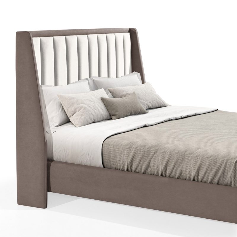 Cama de casal estofada em tecido cinza escuro, com cabeceira alta e painéis verticais estofados em bege. Estrutura moderna e sofisticada, com pés metálicos elegantes.