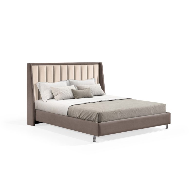 Cama de casal estofada em tecido cinza escuro, com cabeceira alta e painéis verticais estofados em bege. Estrutura moderna e sofisticada, com pés metálicos elegantes.