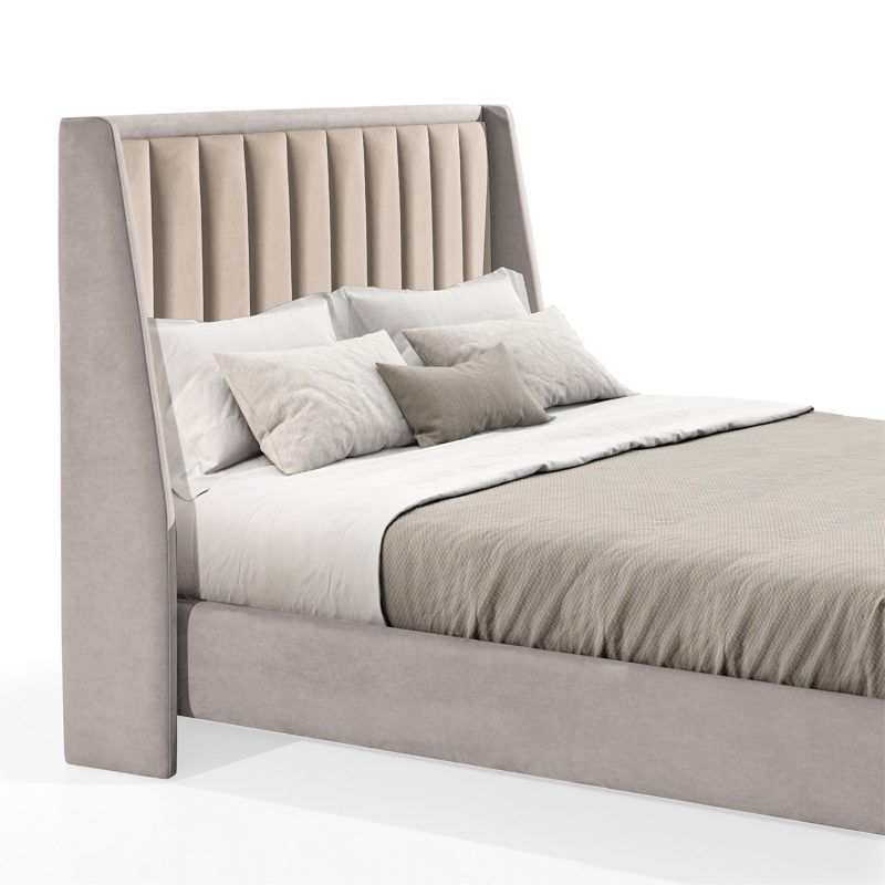 Cama de casal estofada em tecido cinza claro, com cabeceira alta e painéis verticais estofados em tom bege.